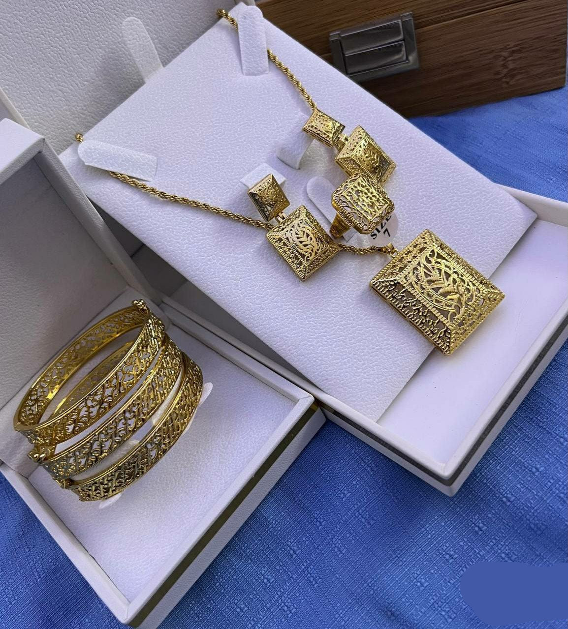 Parure Carrée Dorée Filigranée – Zirconium & Acier Inoxydable 18K