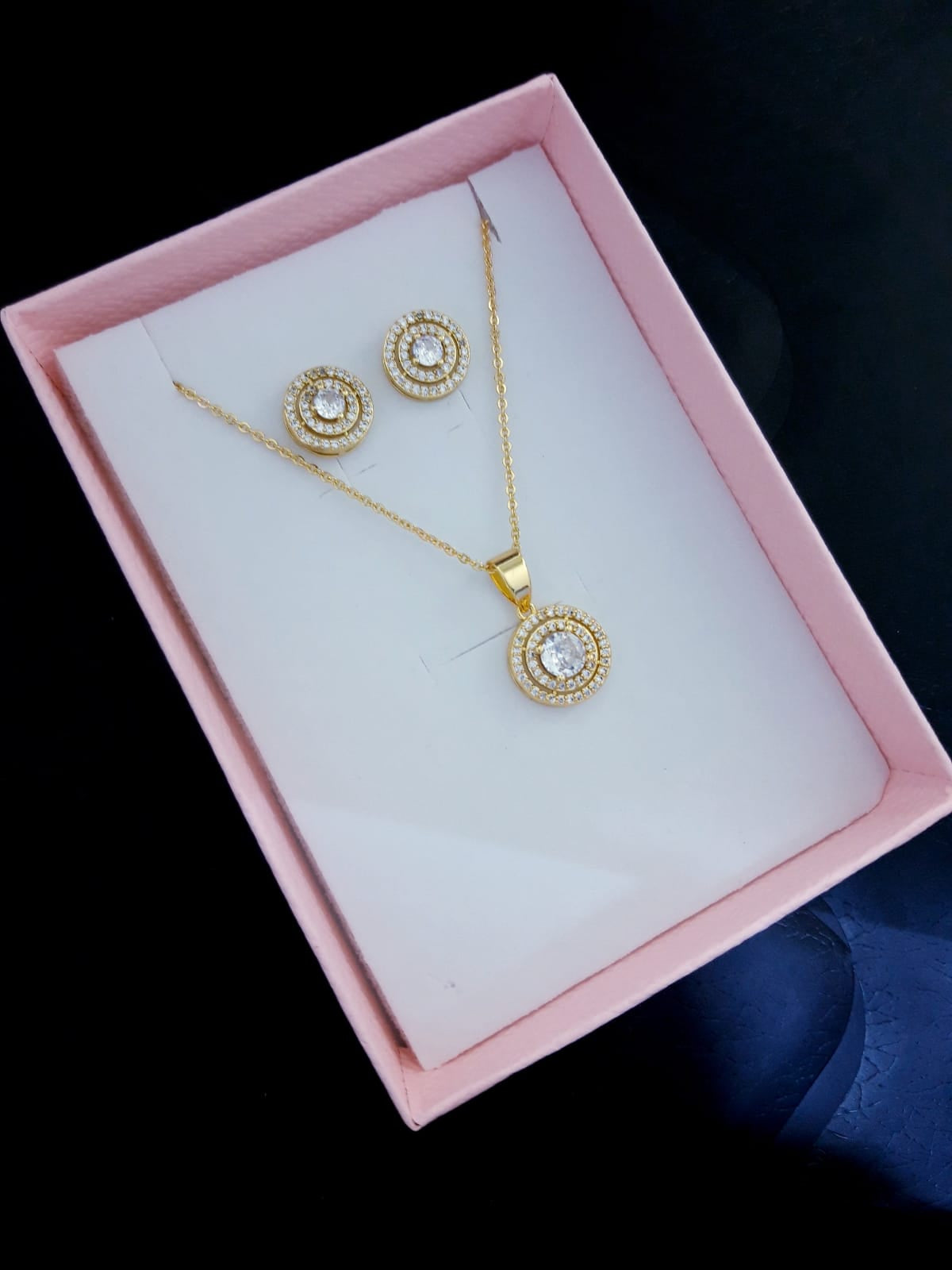 Parure BIKENZI Élégance Cercle – Collier & Boucles dorées