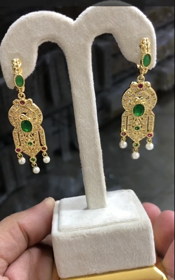Boucles d’Oreilles BIKENZI Andalouse – Finition Dorée & Émeraude