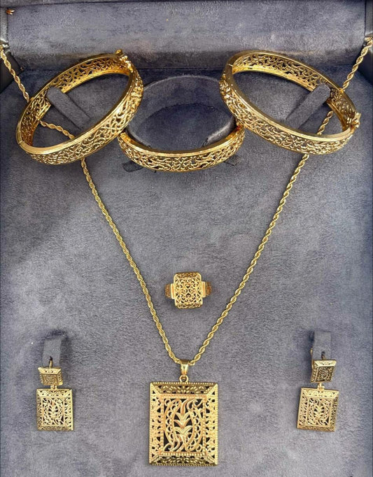 Parure Carrée Dorée Filigranée – Zirconium & Acier Inoxydable 18K