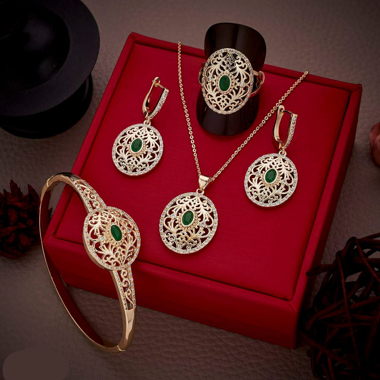 Parure BIKENZI Émeraude Orientale – Collier, Boucles, Bague & Bracelet