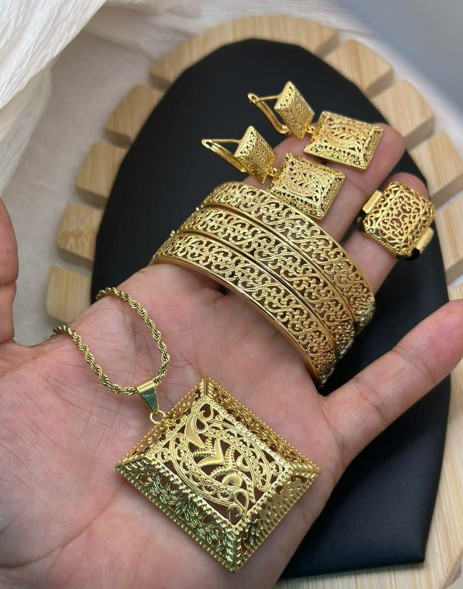 Parure Carrée Dorée Filigranée – Zirconium & Acier Inoxydable 18K